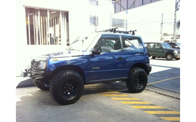 Suzuki Vitara SWB (κοντό). Σετ ανάρτησης IRONMAN 4X4 με αμορτισέρ Nitro Gas, για ανύψωση 35 mm (+ σετ διόρθωσης κάμπερ μπροστά)